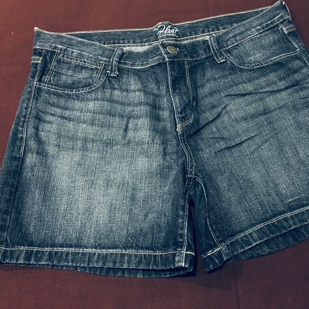 Mid-rise dark blue denim shorts, 5" inseam